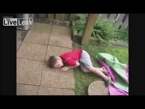 بالفيديوشاهد موقف محرج لطفل في عيد ميلاده