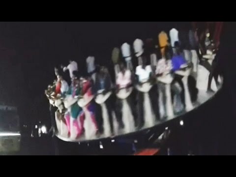 لحظة سقوط أحد الألعاب في مدينة ملاهي في الهند