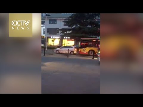 أوتوبيس يمسح الشارع بسيارة ثم يدهس سائقها