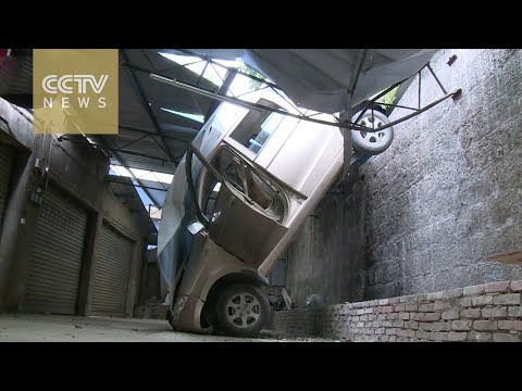 شاهد السماء تمطر سيارة فوق منزل سيدة صينية