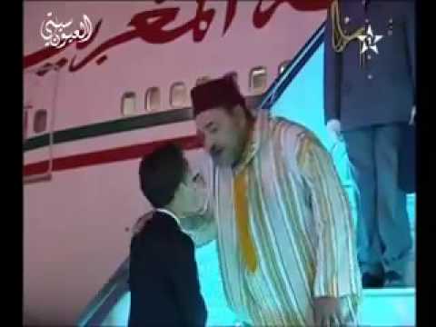 بالفيديو  شاهد كيف استقبل ولي العهد والده بعد عودته من السفر 