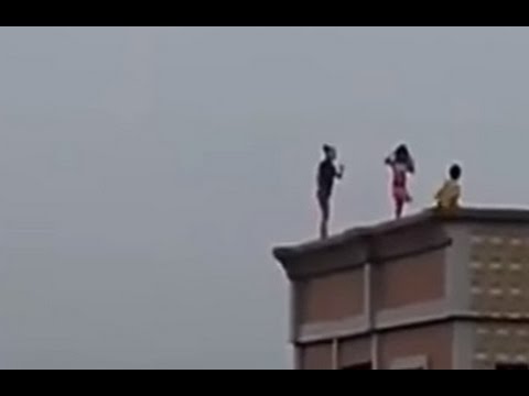 شاهد لقطات مرعبة لأطفال يعتلون سورا بسطح عمارة