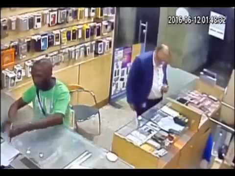 رجل يسرق محل هواتف في الكويت