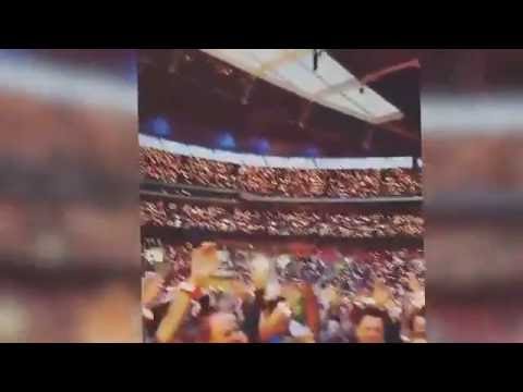 شاب يطلب يد حبيبته أمام 90 ألف شخص