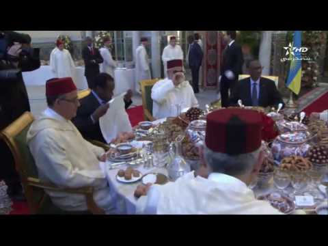 شاهد الملك محمد السادس والرئيس الأوغندي على مائدة رمضان
