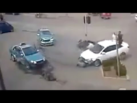 شاهد رجل يدهس طليقته وعشيقها بسيارته