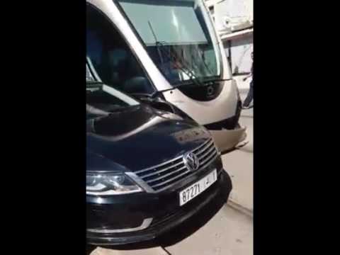 بالفيديو أتوبيس يصطدم بسيارة بطريق غريبة