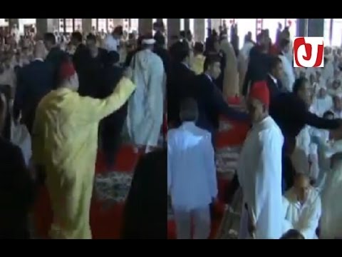 التدخل السريع لحارس الملك محمد السادس عندما أراد مصل الاقتراب منه