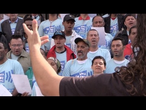 شاهد مشردو ريو دي جانيرو  يوحدون أصواتهم في حفلة غنائية