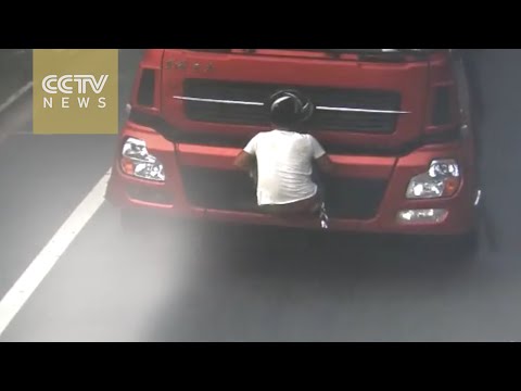 تبّاع يغطي لوحات شاحنة بجسده هربا من شرطة المرور