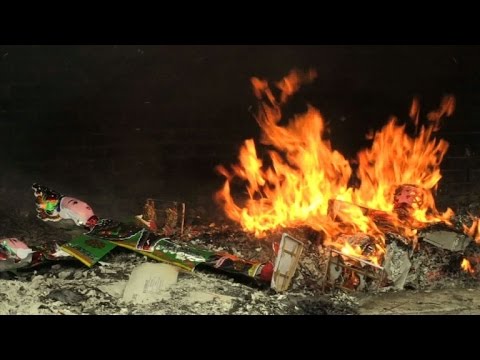 طقوس حرق مجسمات ورقية في فيتنام