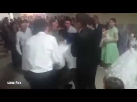 سقوط مؤلم للعريس أثناء قذفه في الهواء