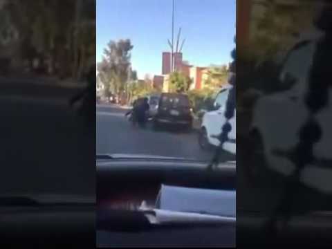 لصان على دراجة بخارية يهاجمان امرأة ويحاولان سرقتها