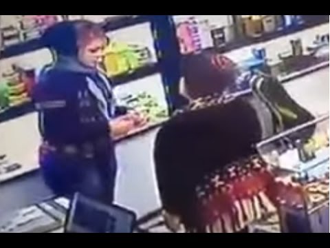 امرأة تسرق حقيبة بائعة حسناء في العراق