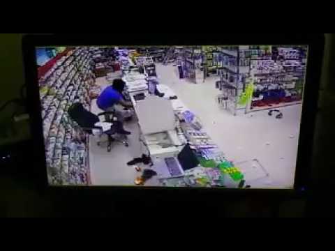 شاهد سطو مسلح على صيدلية في الرياض