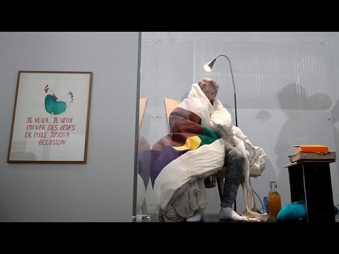 شاهد فنان فرنسي يطمح إلى التفريخ داخل متحف