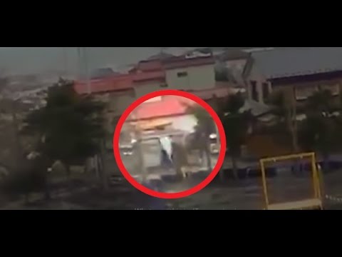 مهاجمة شبح لطفلة وإسقاطها أرضًا