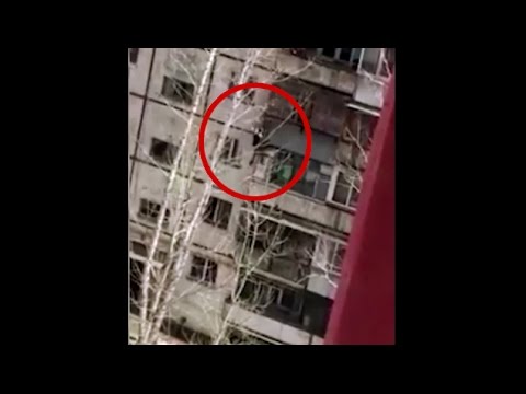 شاهد لحظة سقوط متهور حاول تسلق نوافذ مبنى