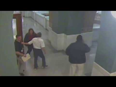 شاهد لحظة انتحار مغتصب من شرفة قبل محاكمته