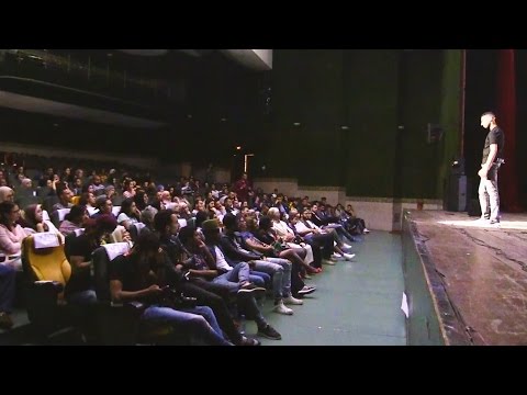 شاهد فنان كوميدي يعود للجماهير بعد صراع مع المرض