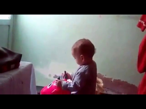 شاهد سقوط مروع لطفل صغير