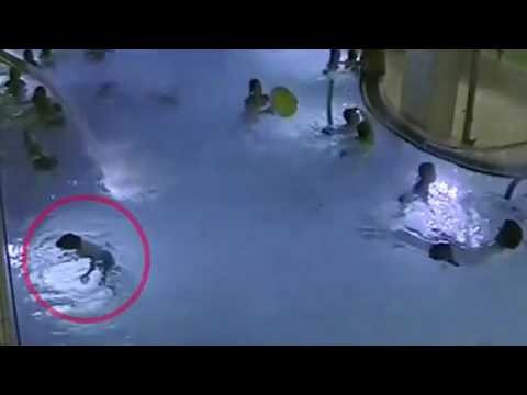 شاهد طفل يغرق في حمام سباحة ولا يلاحظه أحد
