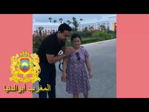 شاهد رشيد العلايلي يداعب طفلة من ذوي الاحتياجات الخاصة