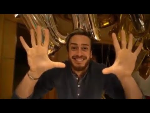 شاهد الفنان سعد المجرد يحتفل بطريقة جنونية مع محبيه