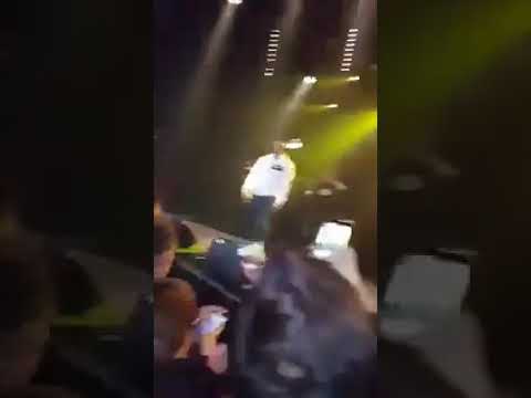 شاهد مغني راب جزائريّ يشتم الجمهور المغربي في مهرجان غنائيّ