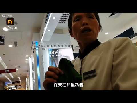 شاهد سقوط فتاة من الطابق الـ11 فوق حارس حاول إنقاذها