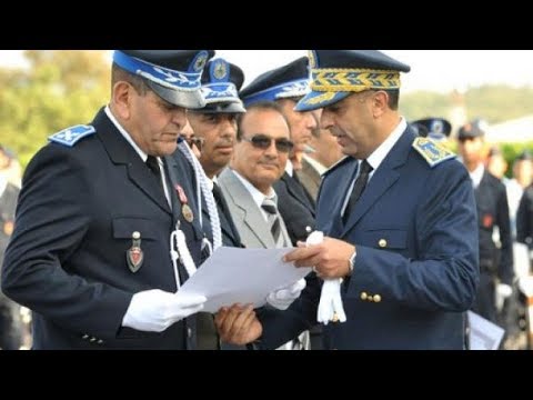 شاهد بوليسي يعتدي على أمه وشقيقته