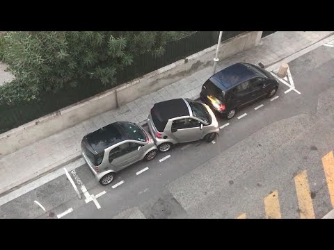 سيدة تركن سيارتها الذكية في مساحة ضيقة