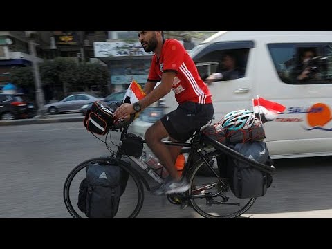 شاب مصري ينطلق في رحلة على دراجة