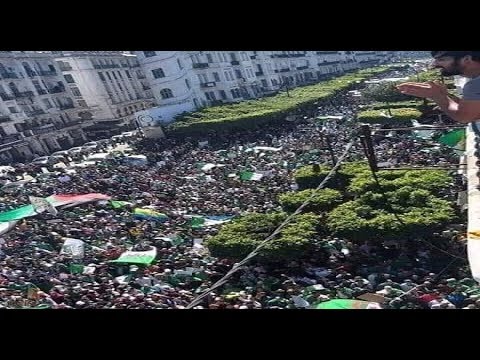 شاهد طرد السفير الفرنسي من جنازة أحمد قايد صالح في الجزائر