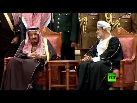 شاهد الملك سلمان يلتقي سلطان عمان الجديد هيثم بن طارق في مسقط