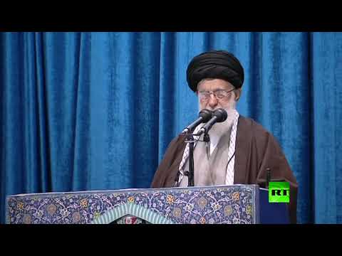 خامنئي يصعد المنبر ويؤم المصلين