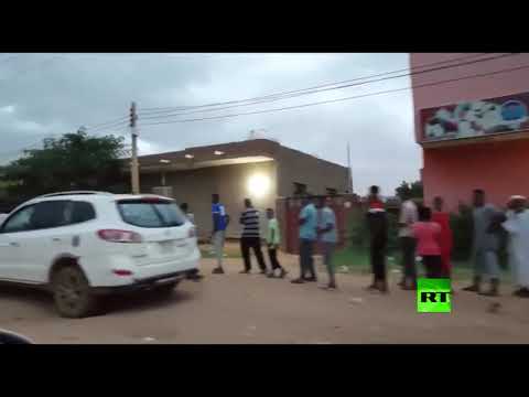 شاهد أطول طابور أمام أحد أفران الخبز في العاصمة السودانية الخرطوم