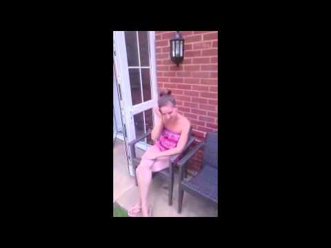 شاب يقذف صديقته ببالون مياه في وجهها