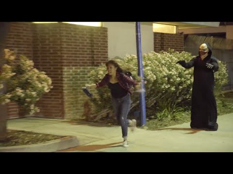بالفيديو 3 ملايين مشاهدة لـعفريت يطارد المارة