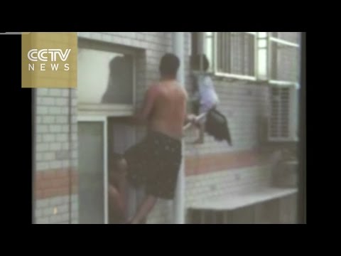 شاهد أحد المارَّة ينقذ حياة طفلة بـ مسَّاحة الحمَّام