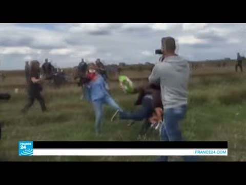 صحافية مجرية تعرقل مهاجرا يحمل طفلا