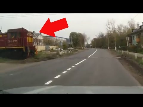 شاهد قطار يصدم سيارة دون أن يصيب سائقها بأذى