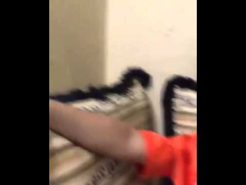 شاهد طفل خليجى يحمل المواد المخدرة