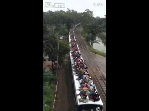 شاهد مقاعد الدرجة الأولى في الهند أعلى سطح قطار