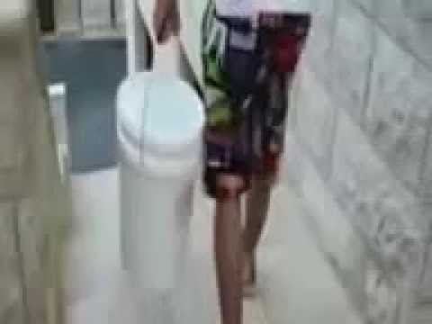 شاهد فلسطيني يضع ابنه في جردل ويغلقه