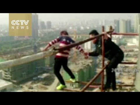 شاهد شرطي صيني ينجح في إنقاذ حياة شاب حاول الانتحار
