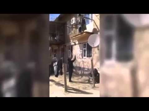 شاهد زوجة ترمي ابنها من الشباك ليتقطه زوجها