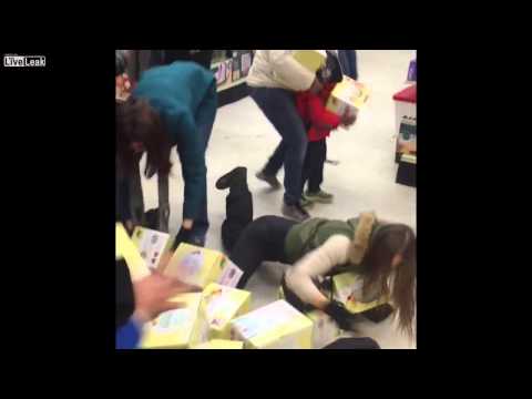 شاهد سيدة تخطف سلعة من يد طفل