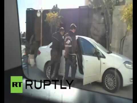 شاهد توقيف فريق الصحافيين الروس في تركيا قرب الحدود السورية