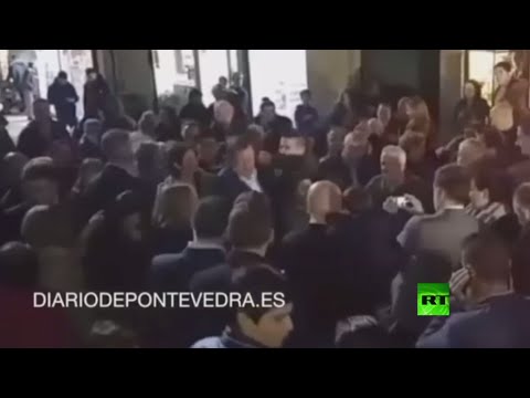 شاب يخدع  رئيس وزراء أسبانيا بسيلفى ثم يستبدلها بلكمة على وجهه